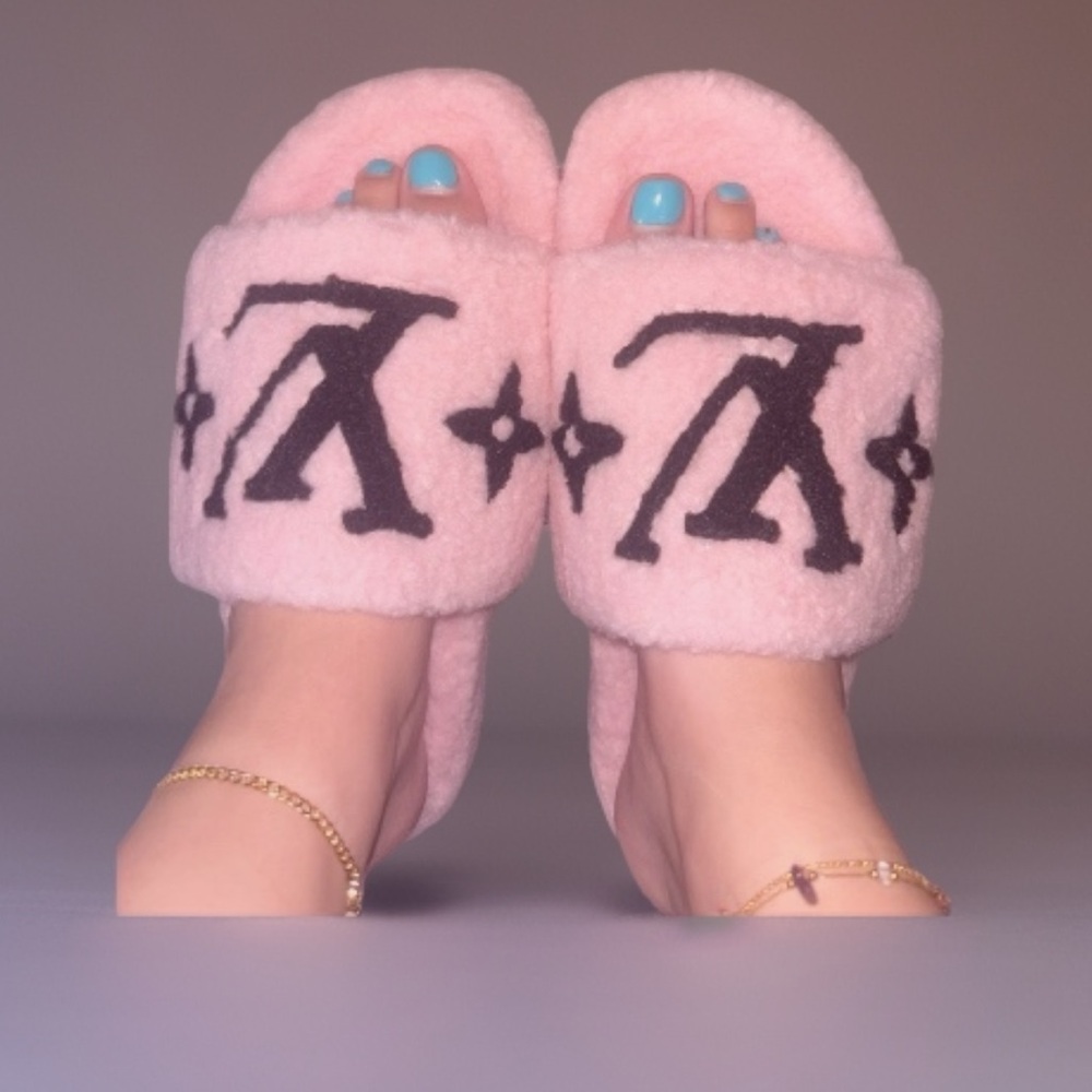 Vibrant Pink Fuzzy Slide Sandals used once QR code available size 8 - Picture 3 of 7